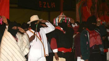   Unos 2.000 simpatizantes del EZLN celebraron los 15 años desde la aparición del zapatismo 