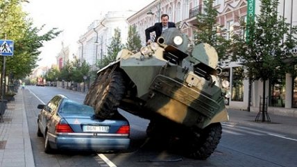   Alcalde de Lituania se sube a un tanque y aplasta un auto en infracción 
