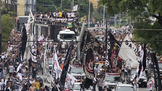 Corinthians le brindó a su hinchada el trofeo del Mundial de Clubes Corinthians le brindó a su hinchada el trofeo del Mundial de Clubes