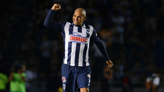 Humberto Suazo extendió por tres años su contrato con Monterrey