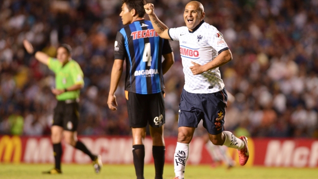Humberto Suazo y Esteban Paredes anotaron en duelo de chilenos en México