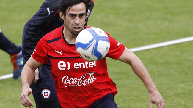 Jorge Valdivia practicó como titular en desmedro de Charles Aránguiz Jorge Valdivia practicó como titular en desmedro de Charles Aránguiz