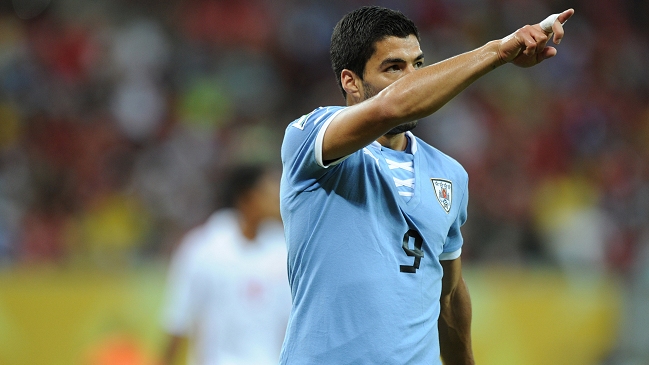 Suárez, Cavani y Forlán figuran en nómina uruguaya para último tramo de las Clasificatorias Suárez, Cavani y Forlán figuran en nómina uruguaya para último tramo de las Clasificatorias