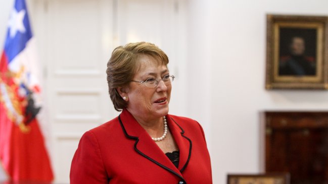 Adimark: Aprobación de Bachelet cae cuatro puntos y llega al 54%