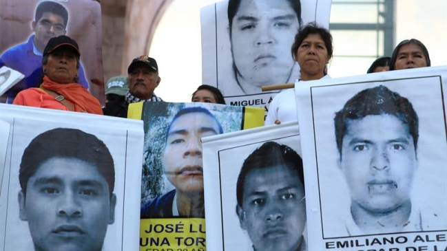 A tres meses de la desaparición de los 43 de Iguala, padres están 