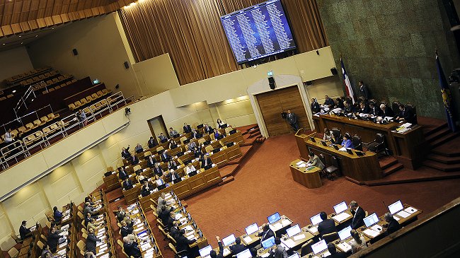 Parlamentarios oficialistas defienden pagos a empresa investigada por la Fiscalía