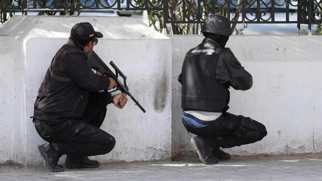 Primer ministro de Túnez confirmó que ataques dejaron 17 turistas muertos