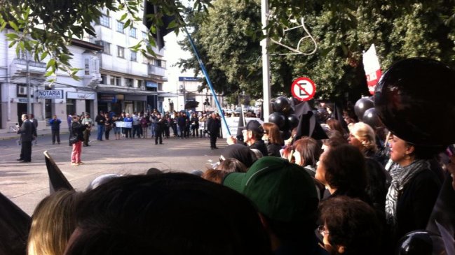 Manifestantes piden renuncia de obispo Juan Barros en Catedral de Osorno Manifestantes piden renuncia de obispo Juan Barros en Catedral de Osorno