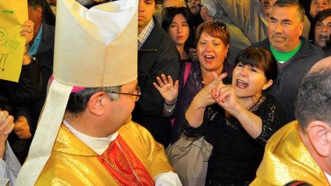 Juan Barros asumió como obispo de Osorno en medio de protestas y forcejeos