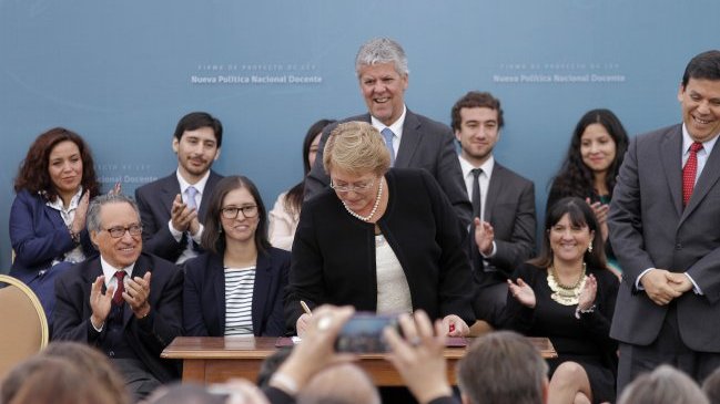 Sin los profesores, el Gobierno firmó nueva política nacional docente