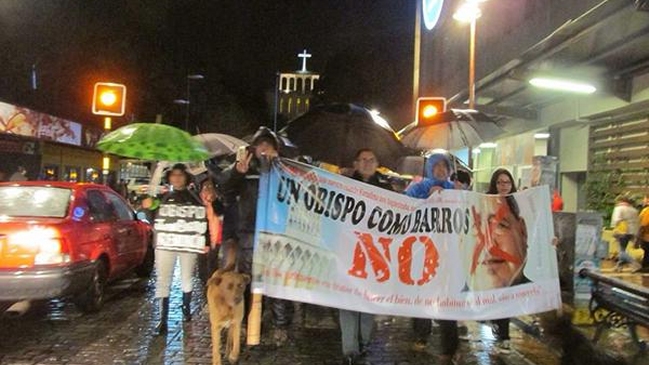 Opositores al obispo Juan Barros marcharon por el centro de Osorno Opositores al obispo Juan Barros marcharon por el centro de Osorno