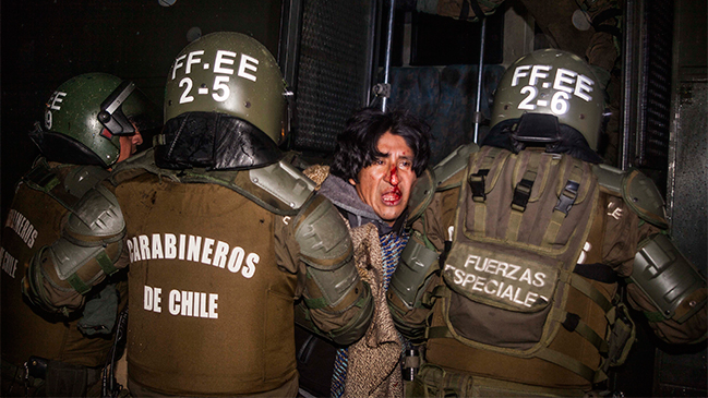 Carabineros desalojó toma de la Conadi: Más de 30 personas detenidas