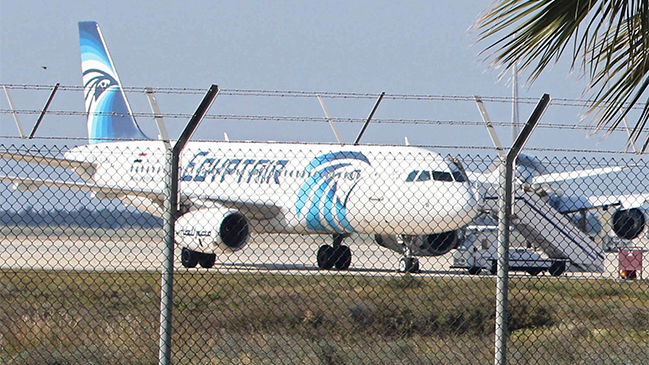 Concluyó secuestro de un avión de EgyptAir y autor se entregó