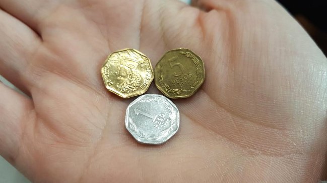 Se acerca el fin de las monedas de uno y cinco pesos en Chile