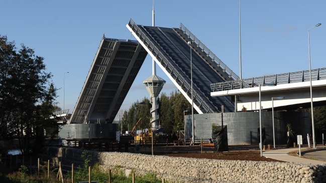 Puente Cau Cau: Empresa Zañartu evalúa querella contra ministro Undurraga