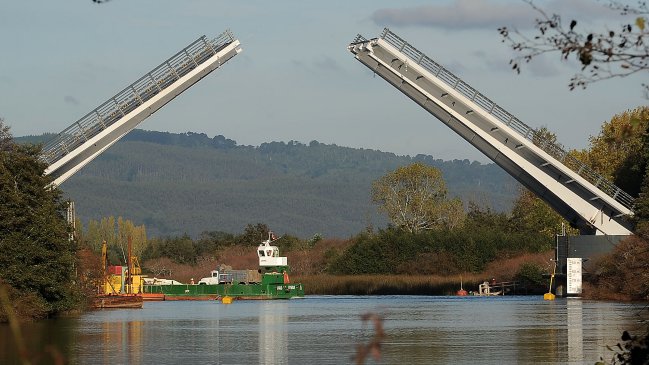 Alcalde de Valdivia presentó querella por fraude al fisco en puente Cau Cau