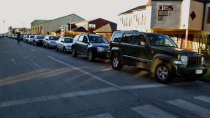   Las filas de vehículos para conseguir combustible en CastroLas filas de vehículos y personas para conseguir combustible en Castro 