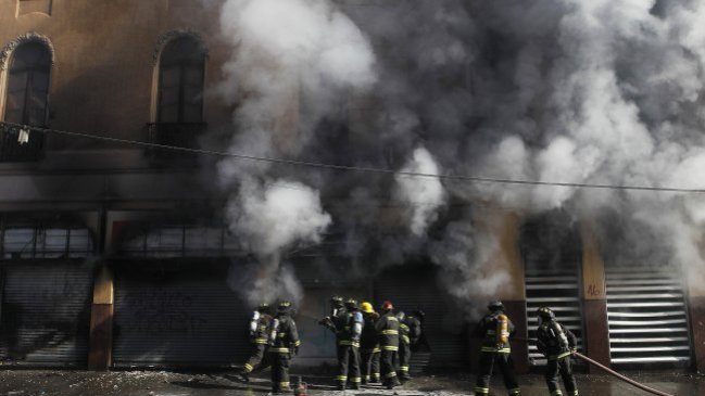 Trabajador municipal falleció tras incendio intencional durante incidentes en Valparaíso