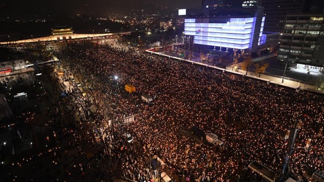 Multitudinaria marcha en Seúl: Exigen dimisión de su presidenta por caso de corrupción