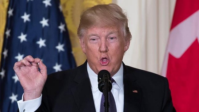 Asesor de Trump renunció por haber mentido sobre contactos con Rusia