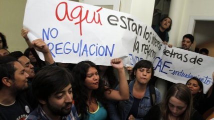   Confech y estudiantes de Universidad Alberto Hurtado se tomaron sede del PPD 