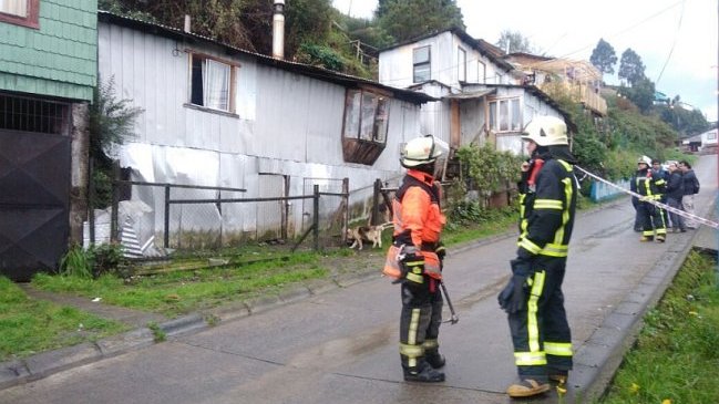Deslizamiento de tierra arrasó con una casa en Puerto Montt Deslizamiento de tierra arrasó con una casa en Puerto Montt