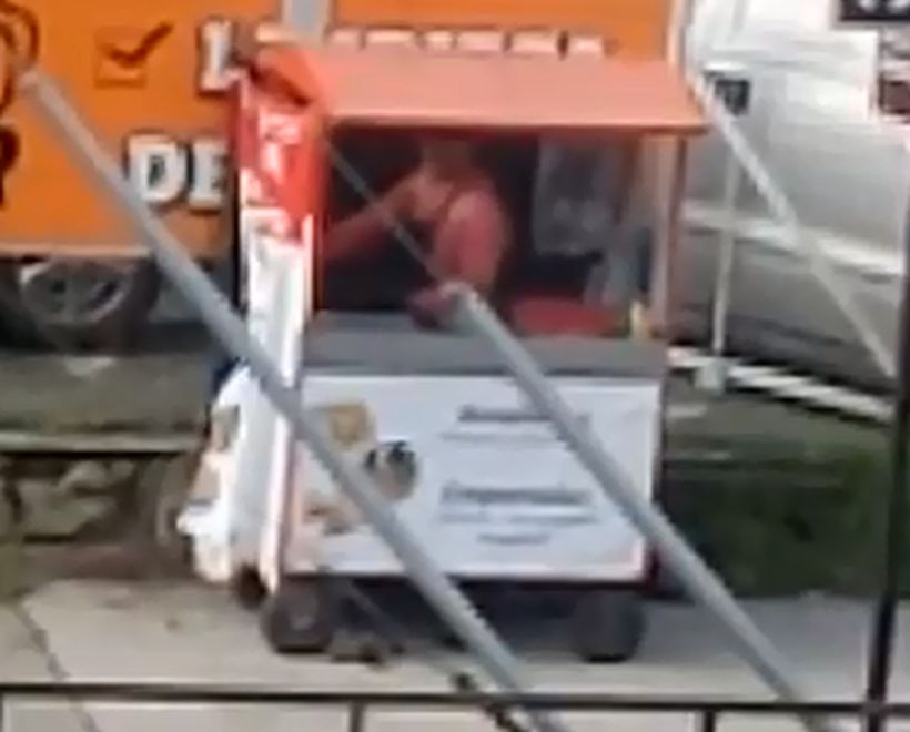 Retiran carro de sopaipillas tras denuncia de sexo en Puerto Montt Retiran carro de sopaipillas tras denuncia de sexo en Puerto Montt
