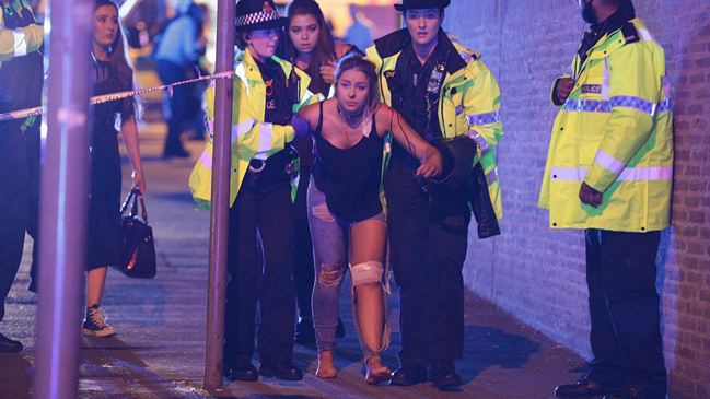 Explosiones obligan a evacuar concierto de Ariana Grande en Inglaterra Explosiones obligan a evacuar concierto de Ariana Grande en Inglaterra