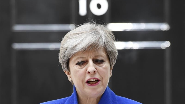 Reino Unido: May se mantiene en el poder con el apoyo de los unionistas del Ulster