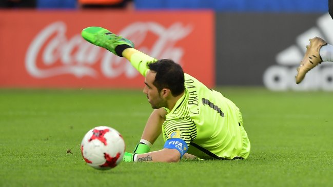 Claudio Bravo fue elegido el mejor arquero de la Copa Confederaciones Claudio Bravo fue elegido el mejor arquero de la Copa Confederaciones