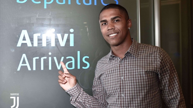 Douglas Costa llegó a Turín para firmar con Juventus
