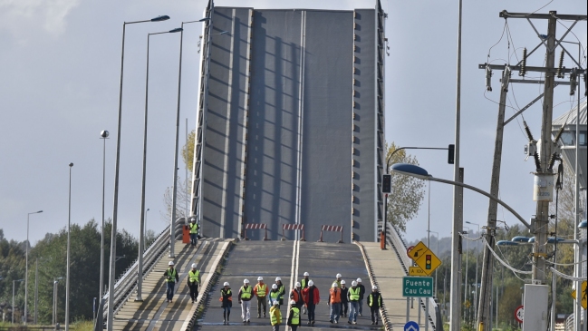 Consorcio holandés-chileno que reparará el puente Cau Cau ya firmó contrato Consorcio holandés-chileno que reparará el puente Cau Cau ya firmó contrato