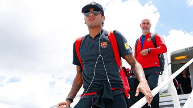 Neymar volvió a España en medio de los rumores que lo ponen en PSG