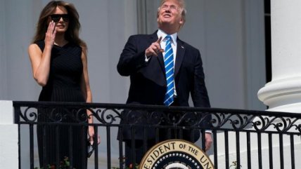 Trump miró el eclipse solar con y sin lentes especiales