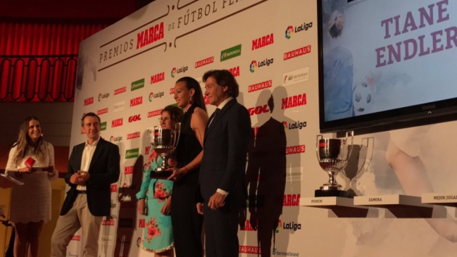 Christiane Endler recibió el Premio Zamora a la mejor arquera del fútbol femenino de España Christiane Endler recibió el Premio Zamora a la mejor arquera del fútbol femenino de España