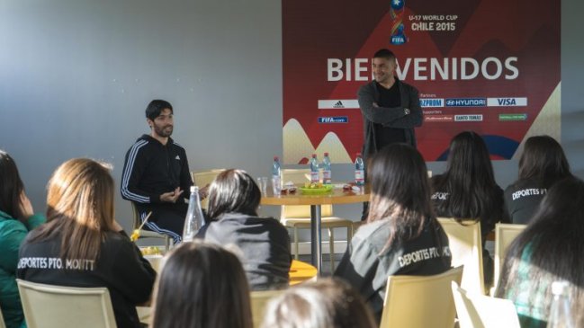 Sebastián Abreu realizó charla para el plantel femenino de Puerto Montt Sebastián Abreu realizó charla para el plantel femenino de Puerto Montt