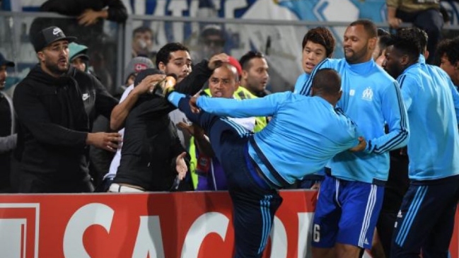 La patada de Evra a un hincha de Olympique de Marsella indigna a Francia La patada de Evra a un hincha de Olympique de Marsella indigna a Francia