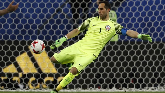 Claudio Bravo envió un mensaje de apoyo a Oscar Ustari tras su lesión en México Claudio Bravo envió un mensaje de apoyo a Oscar Ustari tras su lesión en México