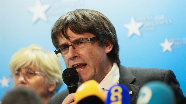 Puigdemont llamó a formar lista única independentista para elecciones catalanas