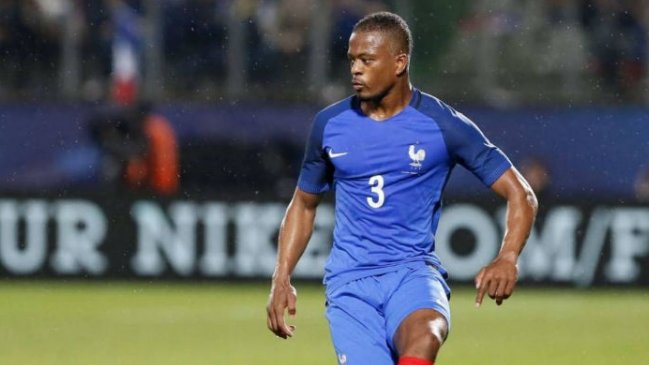 Patrice Evra fue castigado hasta junio de 2018 por parte de la UEFA tras agredir a un hincha Patrice Evra fue castigado hasta junio de 2018 por parte de la UEFA tras agredir a un hincha