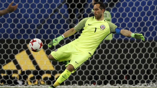 Claudio Bravo felicitó a Santiago Wanderers tras lograr el título de la Copa Chile Claudio Bravo felicitó a Santiago Wanderers tras lograr el título de la Copa Chile