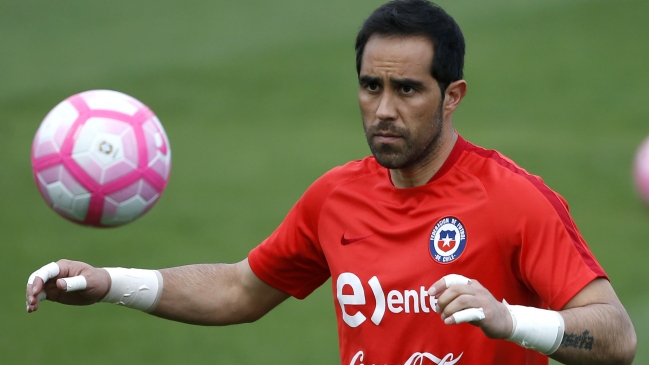 Claudio Bravo felicitó a Arley Méndez: A seguir trabajando Claudio Bravo felicitó a Arley Méndez: A seguir trabajando