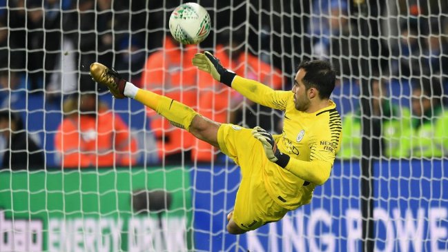 Claudio Bravo se vistió otra vez de héroe en paso de M. City a semifinales de la Copa de la Liga inglesa