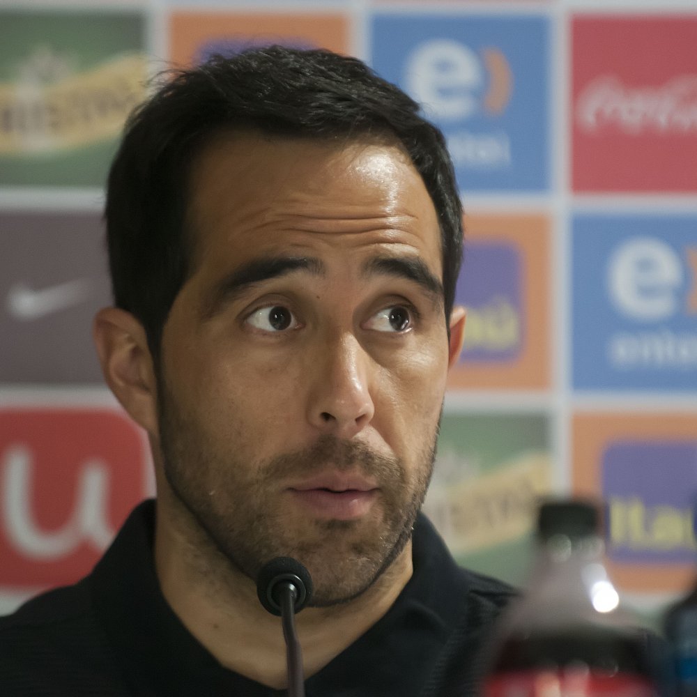 Claudio Bravo defendió a Javiera Acevedo luego de troleo en Twitter Claudio Bravo defendió a Javiera Acevedo luego de troleo en Twitter