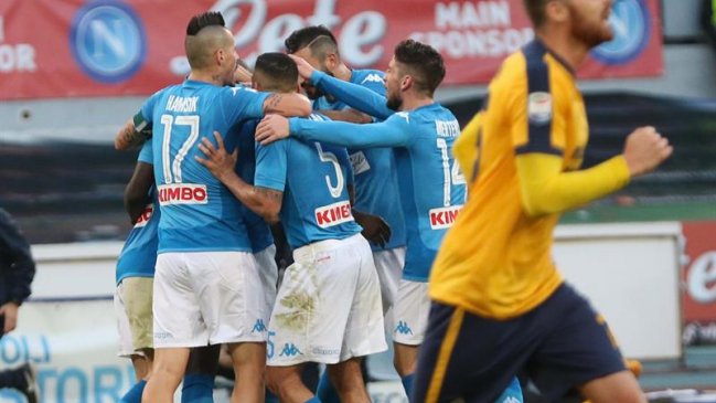 Napoli se mantuvo firme en la cima de la liga italiana al derrotar a Hellas Verona