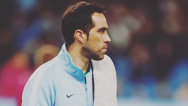 El aplaudido gesto de Claudio Bravo con un pequeño hincha de Manchester City El aplaudido gesto de Claudio Bravo con un pequeño hincha de Manchester City