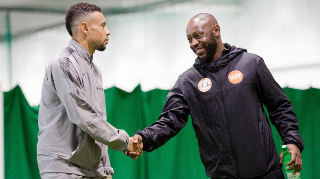 Arsenal oficializó el traspaso de Francis Coquelin a Valencia Arsenal oficializó el traspaso de Francis Coquelin a Valencia