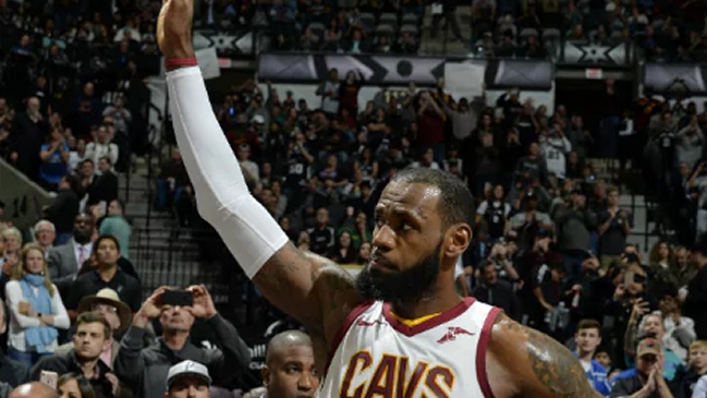 LeBron James alcanzó la marca de 30.000 puntos en derrota ante San Antonio Spurs