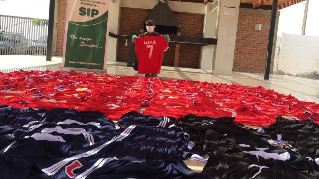 Carabineros incautó camisetas falsificadas de Manchester United con el nombre de Alexis Carabineros incautó camisetas falsificadas de Manchester United con el nombre de Alexis
