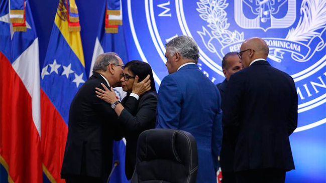 Venezuela: Chavismo asegura preacuerdo mientras oposición sólo habla de avances